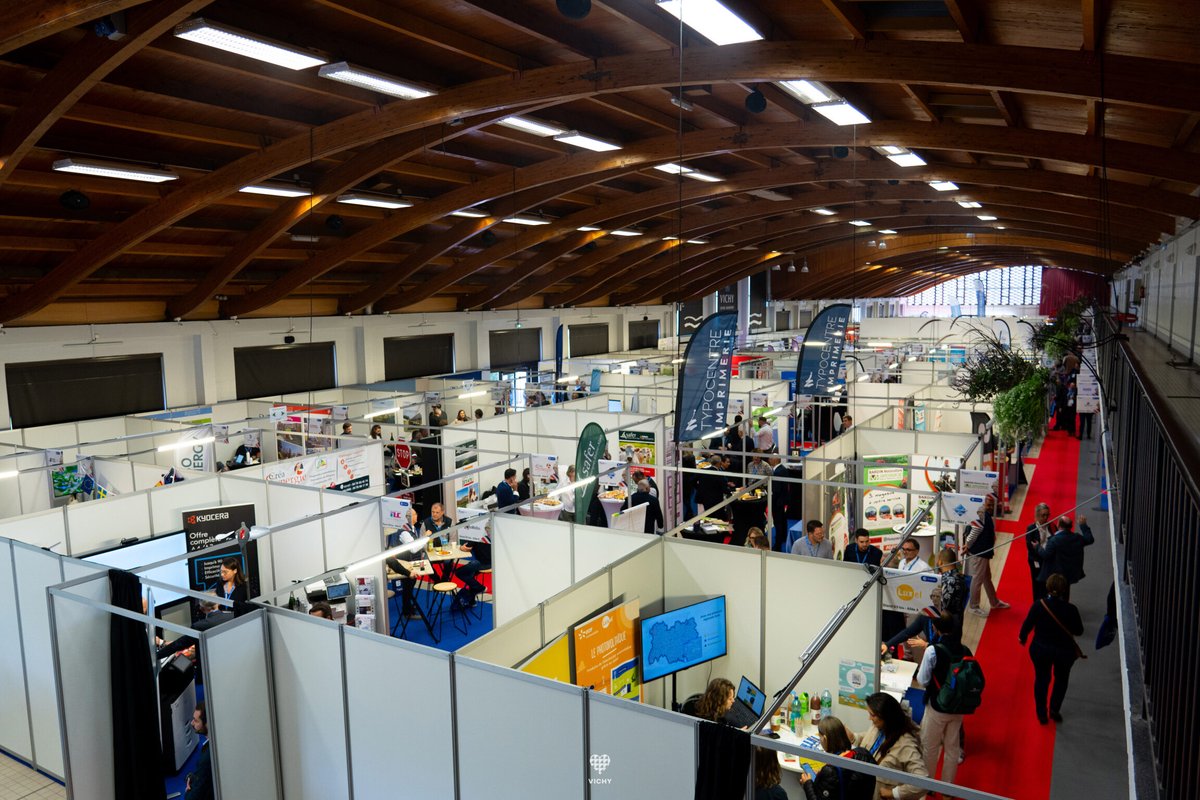 VilleDeVichy's tweet photo. [#AMF03] 👏 Le Salon AMF03 au Palais du Lac à Vichy, qui fête également les 70 ans de l'Association des Maires d'Allier 🇫🇷 Avec près de 1000 visiteurs réunis aujourd'hui, un moment fort d'échanges et de découvertes pour les acteurs locaux de l'Allier. https://t.co/OyrOvr5ALn