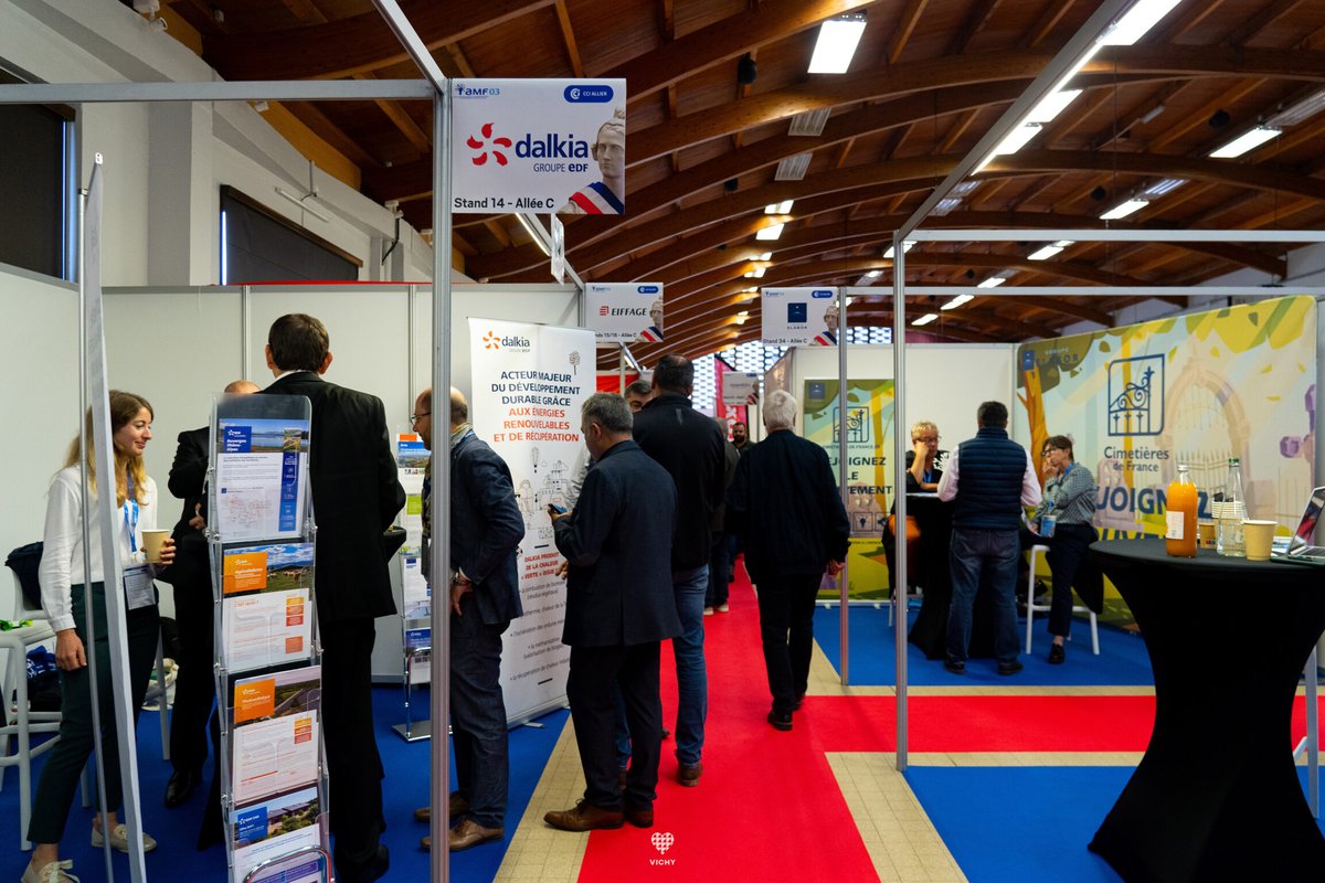 VilleDeVichy's tweet photo. [#AMF03] 👏 Le Salon AMF03 au Palais du Lac à Vichy, qui fête également les 70 ans de l'Association des Maires d'Allier 🇫🇷 Avec près de 1000 visiteurs réunis aujourd'hui, un moment fort d'échanges et de découvertes pour les acteurs locaux de l'Allier. https://t.co/OyrOvr5ALn