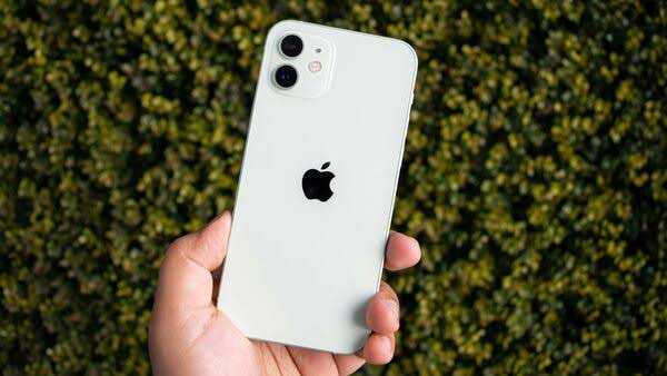 गांव में लोग कुछ इस तरह का गणित लगाकर चलते हैं

एक iPhone 16 Pro आएगा लगभग 1.5 लाख का, उसके आने के बाद उसका कवर डलवाओ और ग्लास डलवाओ

फायदा = 0 रुपए

1.5 लाख में दो बढ़िया भैंसें आ जाएंगी, एक भैंस दूध देगी 10 लीटर 

दोनों का दूध एक दिन का = 10×2= 20 लीटर

20 lit*60 Rs.1200 Rs/Day