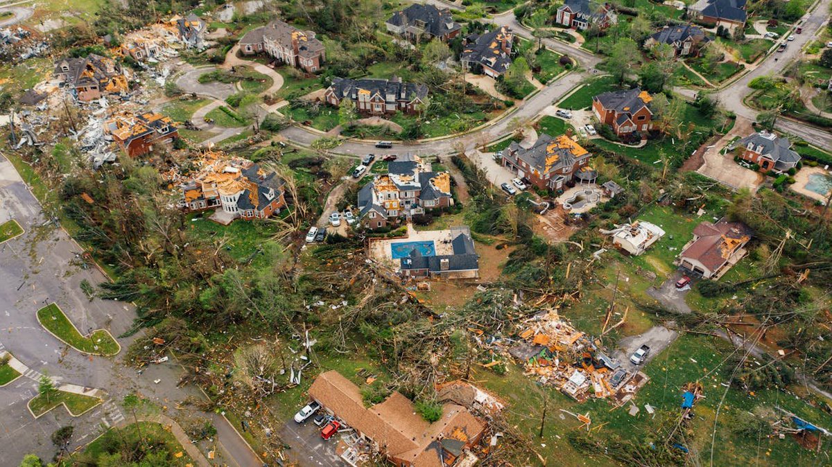FinanAdvisorGuy's tweet photo. 🧵 🧵 Living in Southwest Florida, I’ve personally experienced the impact hurricanes can have - especially Hurricane Helene—not just on our homes and finances, but on our entire lives. Here’s how financial planning can help you weather the storm, before, during, and after. 🌪️👇 https://t.co/IIpp9KQEs7