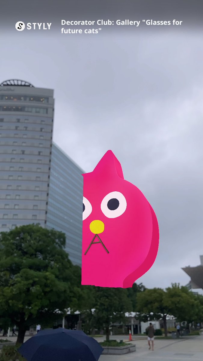 HK_Ramone's tweet photo. 専用のアプリをDLして近くのビルを撮影すると、あら不思議！！どデカいピンクの猫の小林さんがあらわれた！！めっちゃかわいい🩷楽しい！！

夜はMeet up Partyに参加、たくさん興味深いお話ができて大満足🥰

飯川雄大さんの作品はQRコードのショップで買えます！！グッズは隣のギャラリーにて！！ https://t.co/stva5THLvb