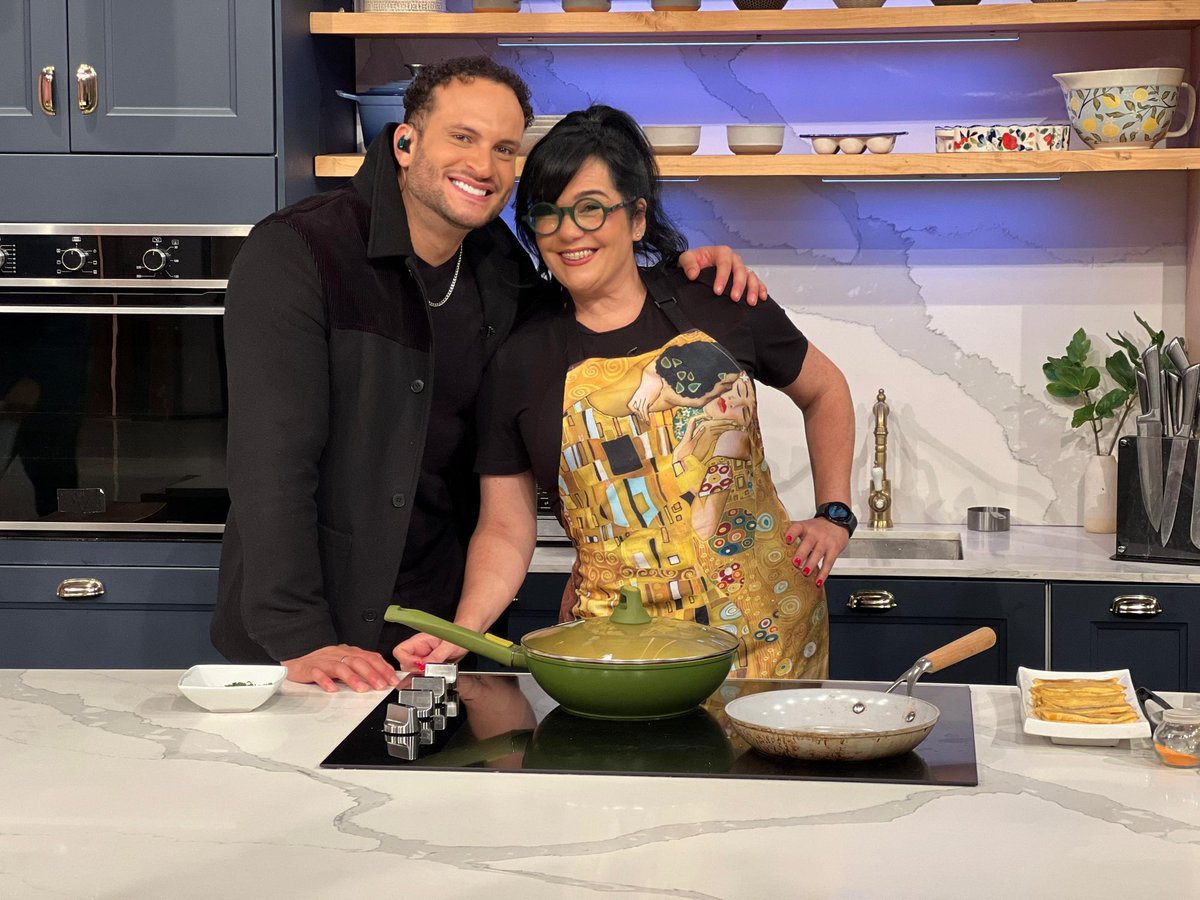 ¡Delicioso 😋! Desde la cocina de #PortadasAlDía 🧡 preparamos un exquisito #ArrozConPollo con sazón de nuestra querida <a href="/soylamontelongo/">Carmen P Montelongo</a> 👩🏻‍🍳 ¿A cuántos por acá les gusta este plato tradicional 🍲? #Venevision 📺 #VenevisionPlay 📲 get.venevisionplay.com