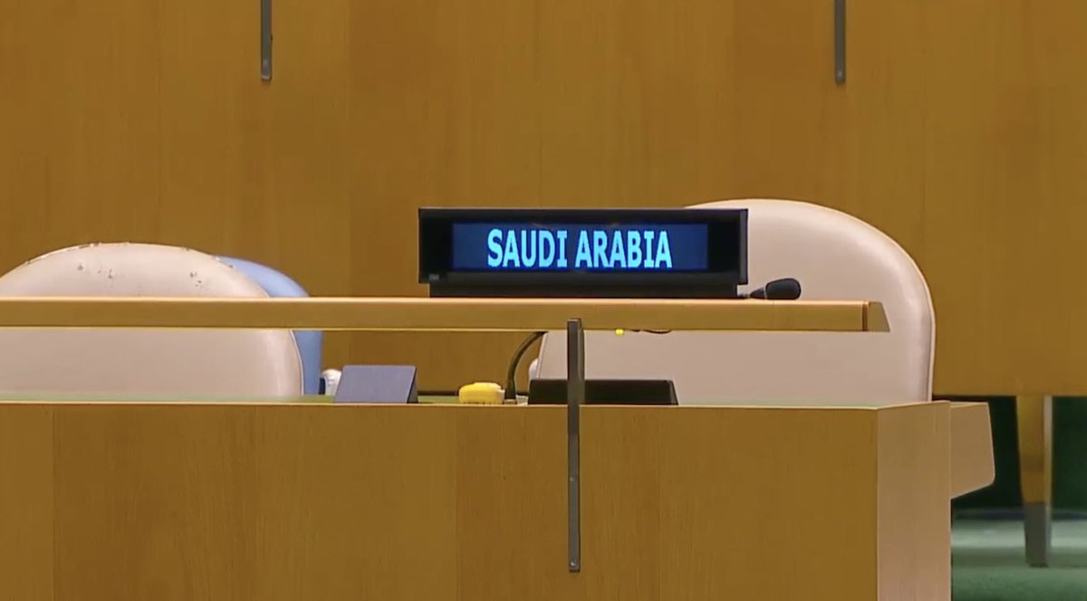 🔴 قال رئيس الوزراء الإسرائيلي نتنياهو: 

"السلام مع السعودية فرصة لا ينبغي تفويتها. ستحول الشرق الأوسط إلى جنة
.
" وكان نتياهو يتحدث باتجاه مقعد الوفد السعودي الفارغ 
الي غادر قاعة الأمم المتحدة قبل القاء نتنياهو كلمته.