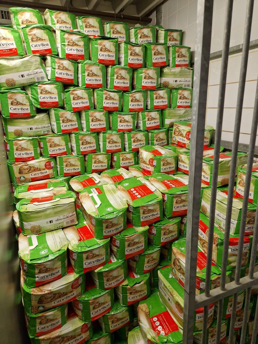 DCAchterhoek's tweet photo. 5 pallets met kattengrid!๐คฏ
Marcel van Ede en Michel Aerts doneerden onlangs ruimhartig. Zoveel dat we het in eerste instantie niet onder konden brengen in onze eigen opslag (buurman: bedankt ๐). Inmiddels is de donatie verhuisd en maken we er gretig gebruik van! #groothart https://t.co/HjippaKykA