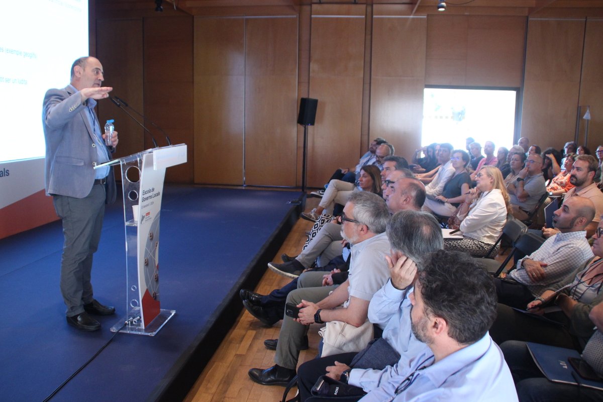 ACMunicipis's tweet photo. A la sessió inaugural “La Intel·ligència artificial i l’Administració local intel·ligent” el catedràtic @CarlesRamio diu que amb la IA "estem a 5-6 anys d'aconseguir un model burocràtic que funcioni de forma eficaç i eficient per primera vegada. Això no vol dir infalible" https://t.co/F6NsbqryFL