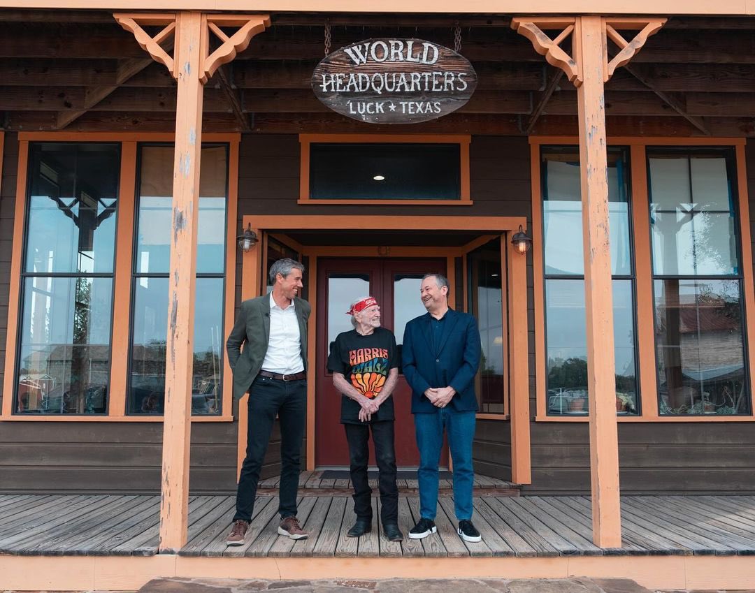 WillieNelson's tweet image. On the road again, to get Kamala and Tim elected!
@BetoORourke and I had the honor of visiting the legendary Willie Nelsonโs ranch. It doesnโt get more Texas than Willie.
@SecondGentleman @DouglasEmhoff