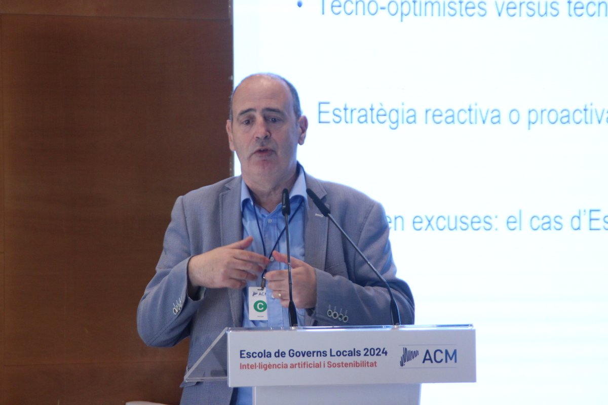 ACMunicipis's tweet photo. A la sessió inaugural “La Intel·ligència artificial i l’Administració local intel·ligent” el catedràtic @CarlesRamio diu que amb la IA "estem a 5-6 anys d'aconseguir un model burocràtic que funcioni de forma eficaç i eficient per primera vegada. Això no vol dir infalible" https://t.co/F6NsbqryFL