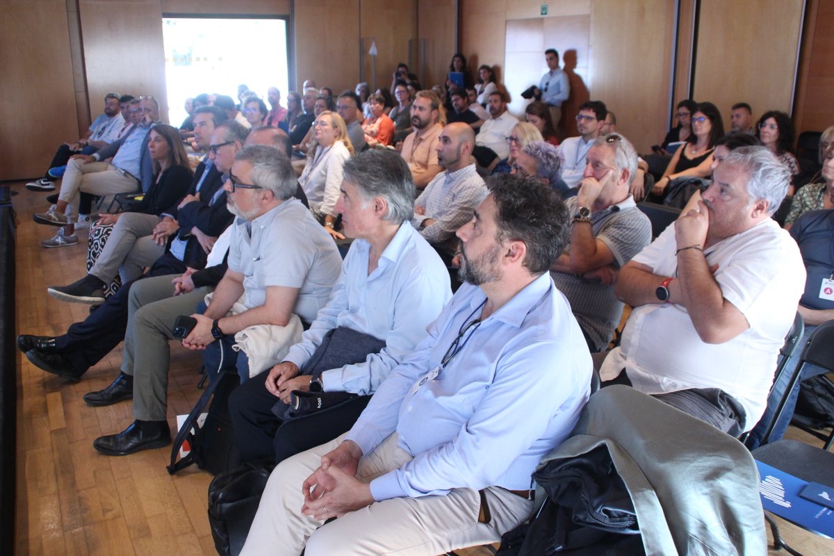 ACMunicipis's tweet photo. A la sessió inaugural “La Intel·ligència artificial i l’Administració local intel·ligent” el catedràtic @CarlesRamio diu que amb la IA "estem a 5-6 anys d'aconseguir un model burocràtic que funcioni de forma eficaç i eficient per primera vegada. Això no vol dir infalible" https://t.co/F6NsbqryFL