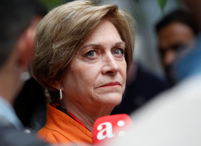 baradit's tweet photo. Si la eliges a ella,
le estarás entregando el país EN BANDEJA al partido más corrupto de Chile, según todas las estadísticas.

Punto. https://t.co/qHXcMLYbo4