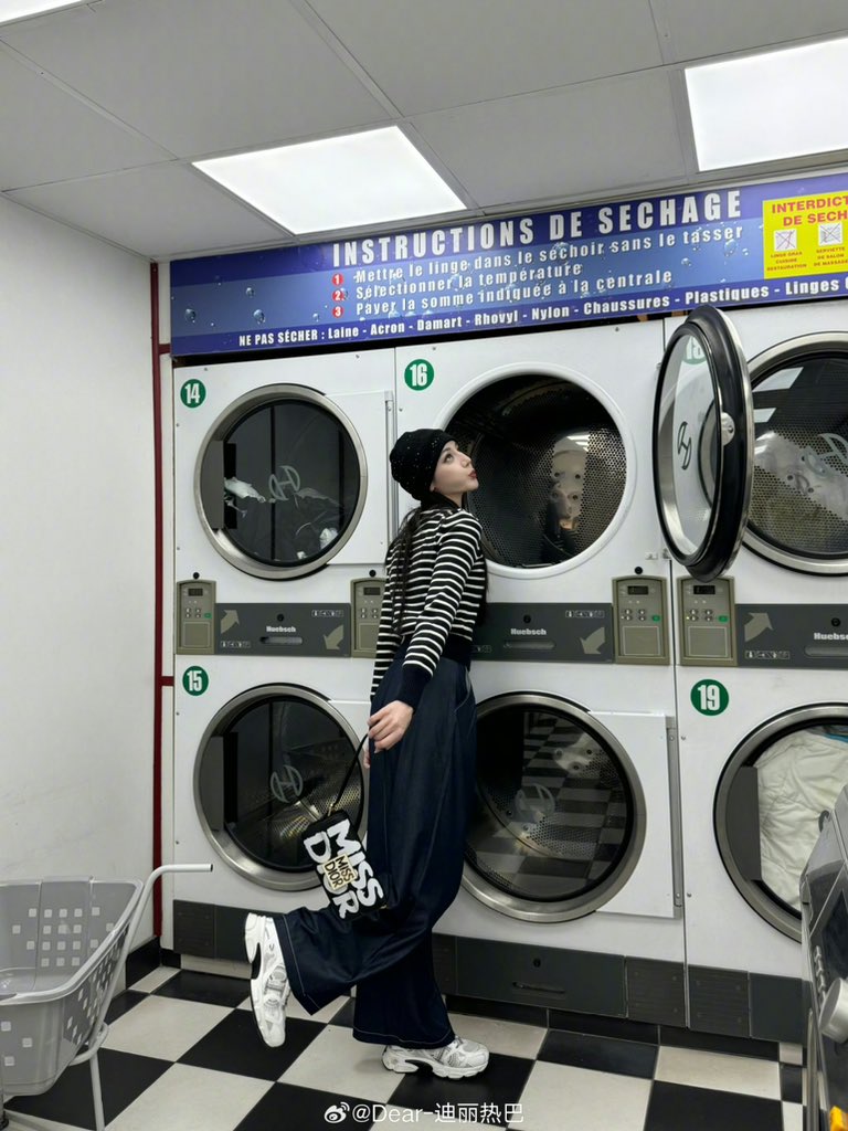 谁懂！？她的穿搭真的很有自己的风格，这一身是酷girl，我超爱！！！好喜欢她的穿搭，和Dior适配度满分。Dior你有品～<a href="/dior/">Dior</a>
#DilrabaForDiorSS25
#DiorSS250nDilraba 
#ParisFashionWeek