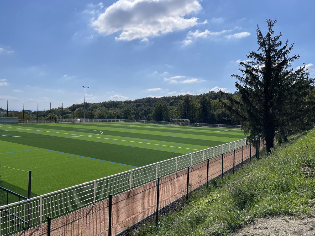 #sports
Le nouveau terrain synthétique est terminé, après près de 4 mois de travaux ! 🥳
Il accueillera dès demain les joueurs du FC Châtel-Guyon pour un tournoi ! ⚽