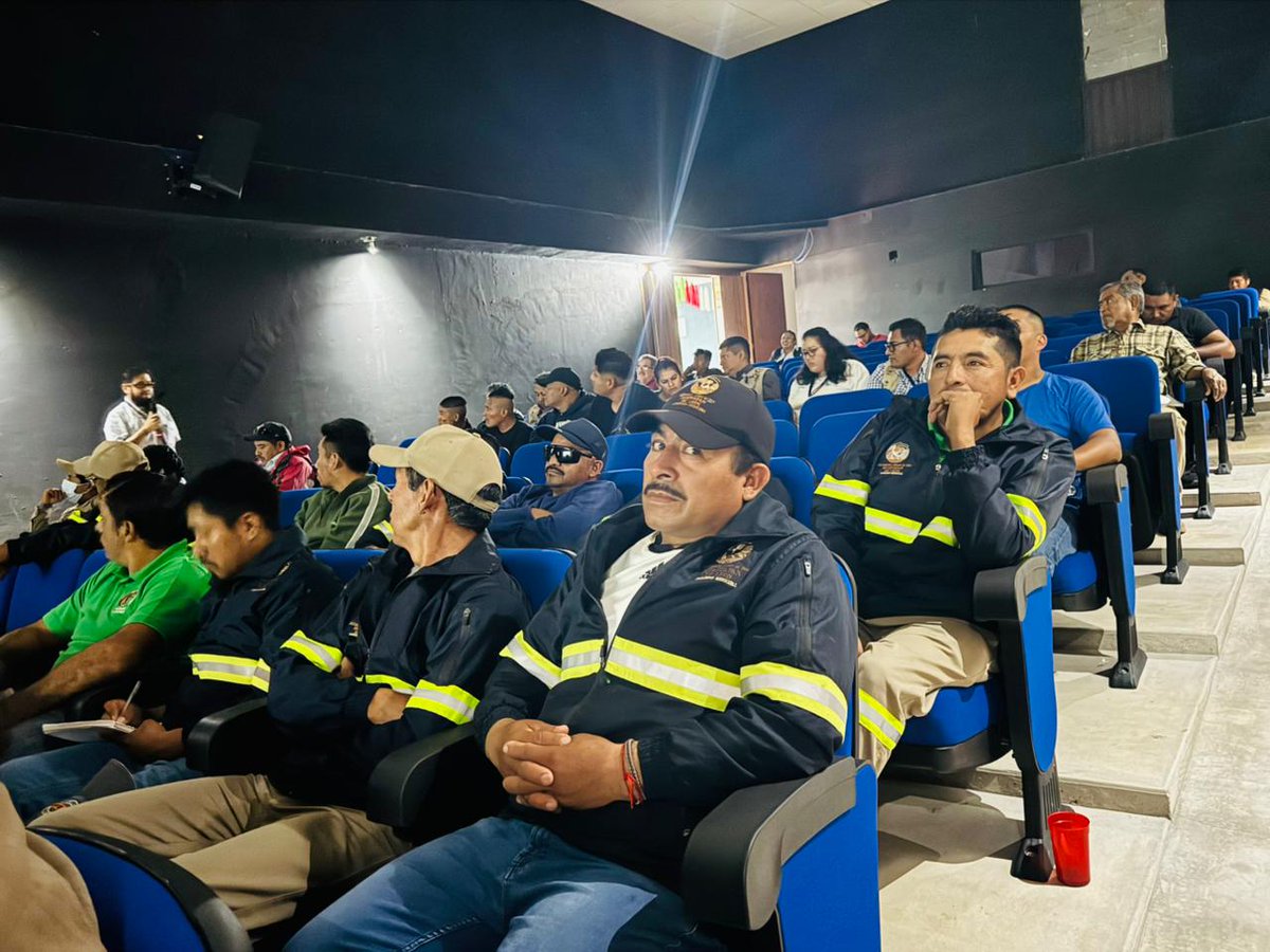 Ambiente_GobOax's tweet photo. Se impartió capacitación para la integración de los Comites Tecnicos Regionales de cambio climático a las autoridades municipales de la región #Mixteca.

@salomonj 
@GobOax https://t.co/6Qs7ml7QG0