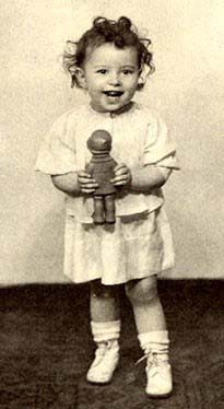 27 September 1937 | A French Jewish girl, Myriam Bloch, was born in Metz.

She arrived at #Auschwitz on 20 December 1943 in a transport of 850 Jews deported from #Drancy. She was among 505 of them murdered in gas chambers after the selection.