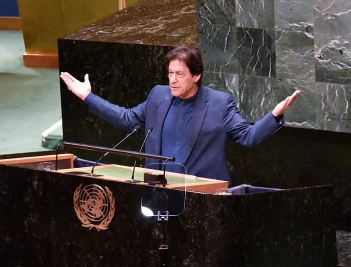 humaira_zia's tweet photo. On this day 27th September, 2019, our brave &amp; great leader, the former &amp; future PM of Pakistan🇵🇰 @ImranKhanPTI had addressed #UNGA2019 &amp; had smartly convinced the world regarding issues of 3rd world countries &amp; Muslim world. 

#خان_کی_پُکار_پر_لبیک
@TeamiPians

 #unga2019 https://t.co/aCSKOazQbn