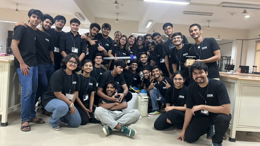 phyclub_iiserm's tweet photo. Another year, another banger for phi@i.
Needless to say, our team enjoyed foundation day to the fullest, trying to get kids excited for physics and we believe we did a pretty amazing job at that!!
@Foundation_Day_ 2024.
#scicomm #outreach #foundationday2024 #Physics https://t.co/YpKzH2YdHX