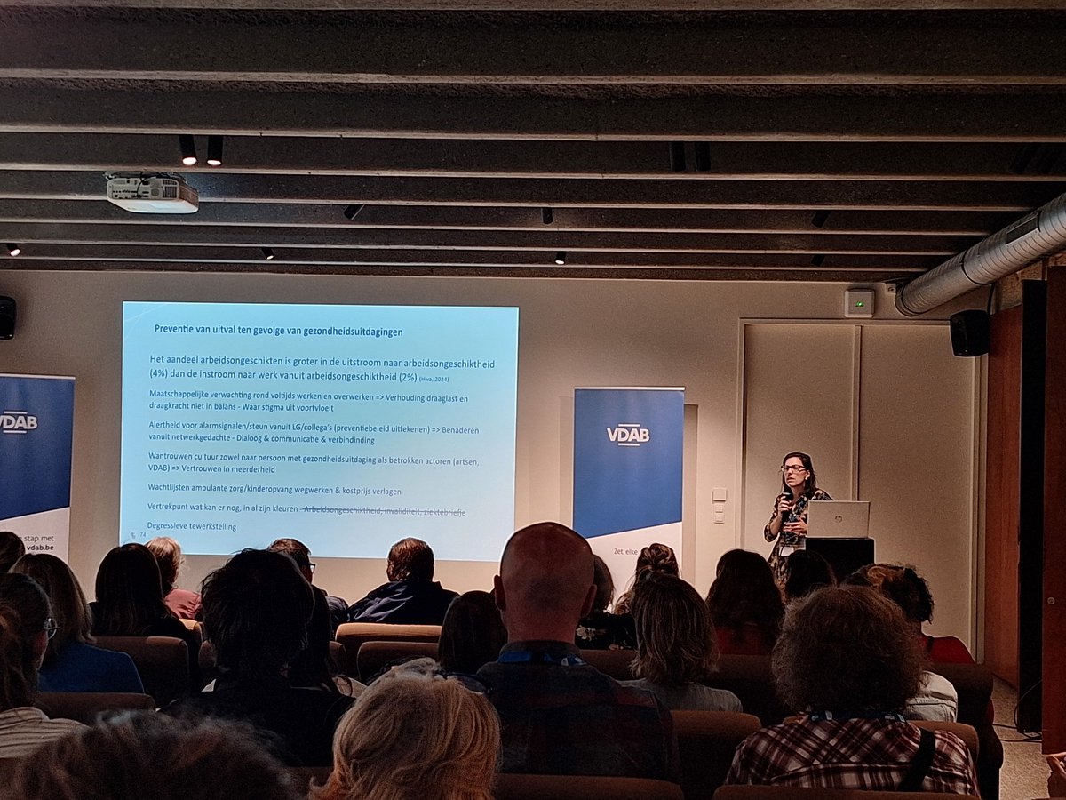 Hoe voorkomen we dat mensen uitvallen op het werk?Hoe begeleiden we hen als dat toch gebeurt?Hoe helpen we hen om terug te keren?Rond al deze uitdagingen bracht <a href="/vdab_be/">VDAB</a> samen met @CMziekenfonds vandaag tal van organisaties en ervaringsdeskundigen rond de tafel.Samenwerken werkt.