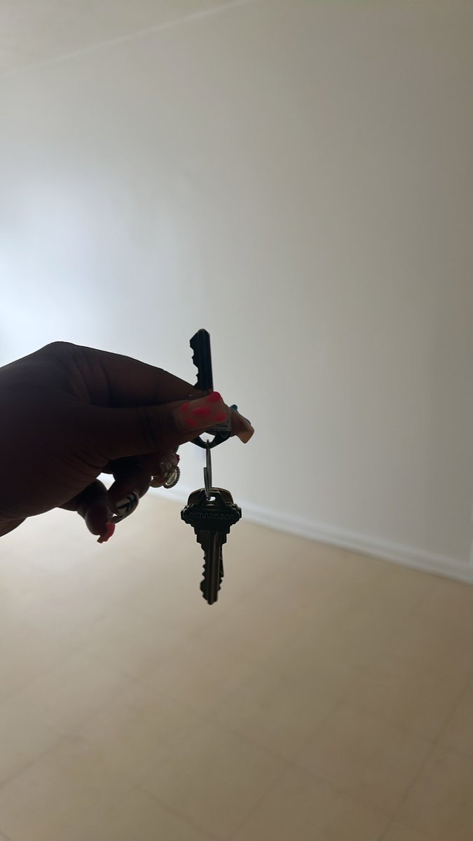 BIGKASHXT's tweet photo. cheers to a new HOME 💕 , muahhhh MINES 🫶🏾 https://t.co/M2ZUhnf7L6