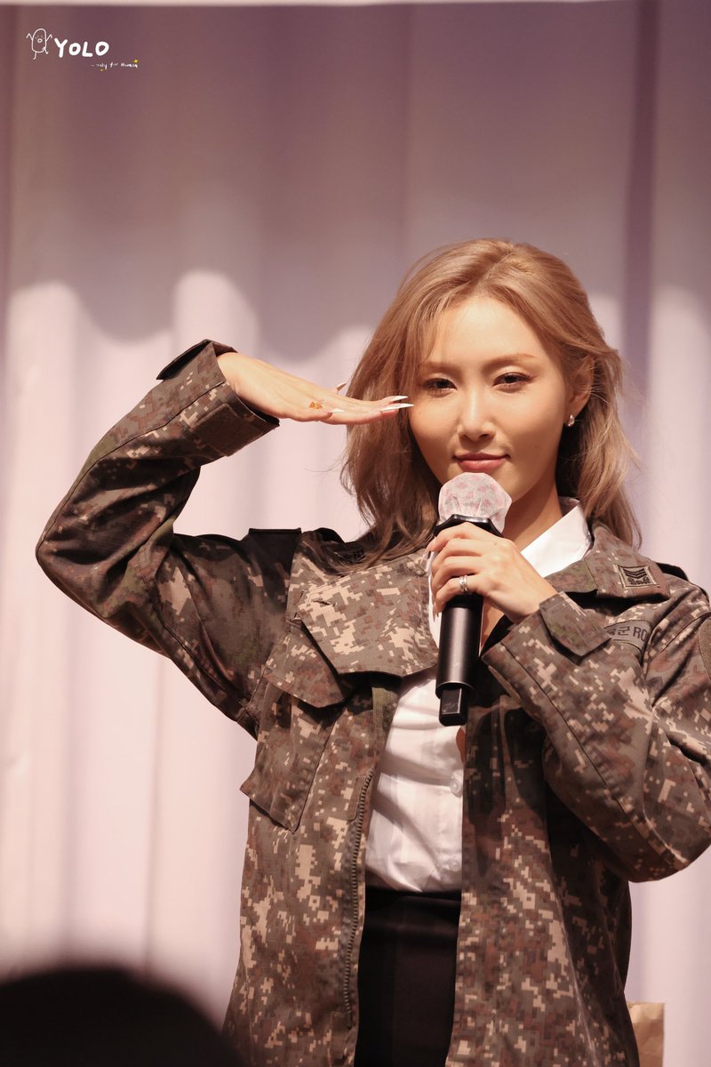 YOLO_07233's tweet image. 240927 팬사인회

👩‍💼

#화사 #Hwasa 
#마마무 #MAMAMOO