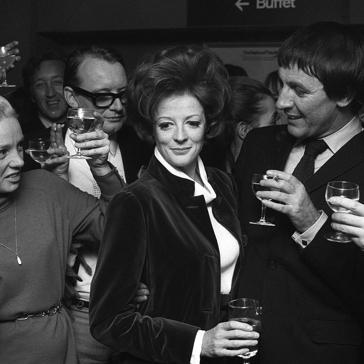 oldvictheatre's tweet photo. The Old Vic are deeply saddened to hear of the loss of Dame Maggie Smith.  

A titan of the stage and the screen, she spent eight years performing on our stage as part of the newly formed National Theatre Company. 

Our thoughts are with her family at this incredibly sad time. https://t.co/lFKsZLQiZQ