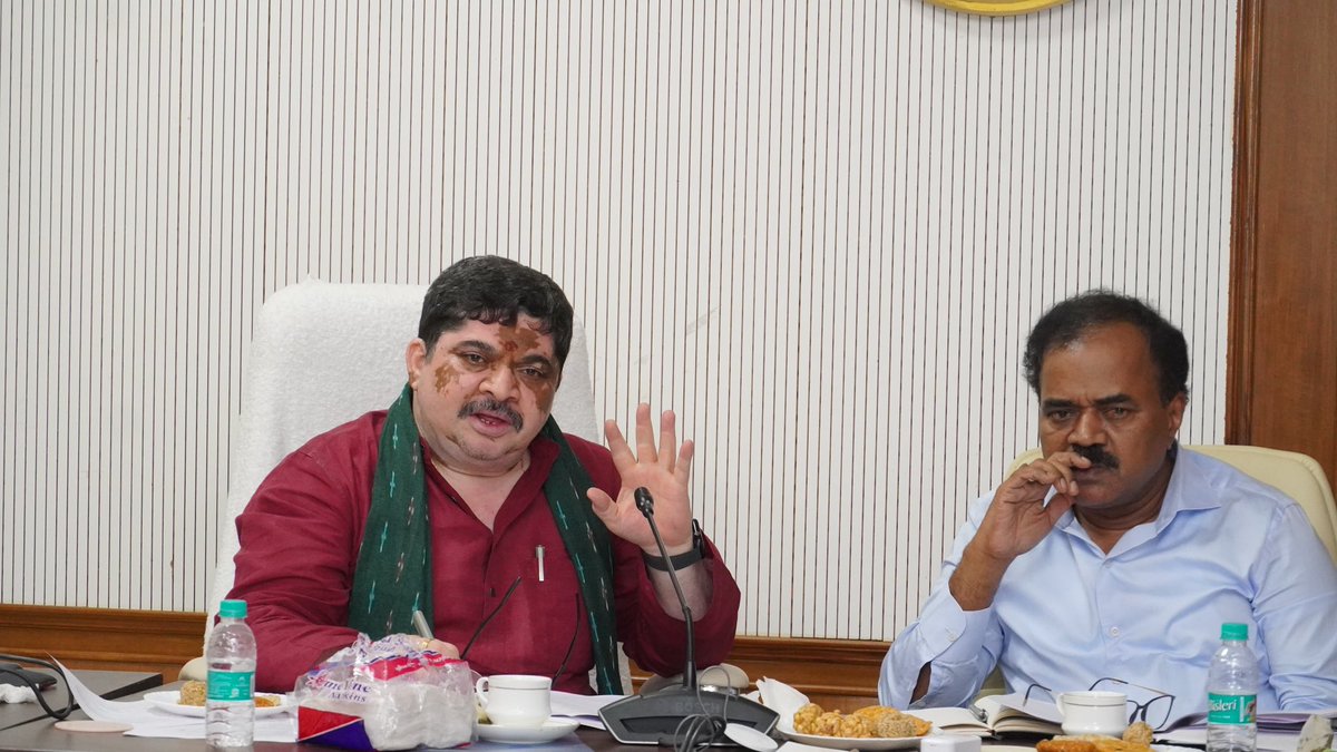 Ponnam_INC's tweet photo. కరీంనగర్ స్మార్ట్ సిటీ పెండింగ్ పనులు త్వరగా పూర్తి చేయాలి

అవినీతి ఆస్కారం లేకుండా అధికారులు అప్రమత్తంగా ఉండాలి

కరీంనగర్ స్మార్ట్ సిటీ పెండింగ్ పనులు త్వరితగతిన పూర్తి చేయాలని మంత్రి పొన్నం ప్రభాకర్ అధికారులను ఆదేశించారు. సెక్రటేరియట్ లోని తన ఛాంబర్ లో మున్సిపల్ అడ్మినిస్ట్రేషన్ అర్బన్ డెవలప్మెంట్ ప్రిన్సిపల్ సెక్రటరీ దానా కిషోర్ తో కలిసి సమీక్షా సమావేశం నిర్వహించారు. 

కరీంనగర్ స్మార్ట్ సిటీ లో మొత్తం 47 పనులు ప్రారంభించగా 25 పనులు పూర్తయ్యాయనీ ,మరొక 20 పనులు ప్రస్తుతం వర్క్స్ నడుస్తున్నాయని, రెండు పనులు ప్రారంభం కాలేదని కరీంనగర్ మున్సిపల్ అధికారులు మంత్రి గారి దృష్టికి తీసుకొచ్చారు. స్మార్ట్ సిటీలో ఇప్పటికే పూర్తైన ,ప్రస్తుతం నడుస్తున్న పనులపై మంత్రి పొన్నం ప్రభాకర్ సలహాలు సూచనలు చేశారు.ఇప్పటికే అంబేద్కర్ స్టేడియంలో చేపట్టిన  పెండింగ్ పనులు నెలరోజుల్లోపు పూర్తి చేయాలని డెడ్లైన్ విధించారు. స్మార్ట్ సిటీ లో భాగంగా కరీంనగర్ లో 27 స్కూల్ లు డెవలప్మెంట్ చేయగా అందులో ఎన్ని పూర్తయ్యాయి..డెవలప్మెంట్ లో భాగంగా చేసిన అభివృద్ధి మౌలిక వసతులు ఏం చేశారని ఆరా తీశారు. స్మార్ట్ సిటీ లో భాగంగా పూర్తైన స్కూల్ లు ఇతర పనులను త్వరలోనే ప్రారంభించికోవడానికి ఏర్పాట్లు చేయాలని అధికారులను ఆదేశించారు.

స్మార్ట్ సిటీ లో భాగంగా అభివృద్ధి చేసుకున్న సర్కస్ గ్రౌండ్ నగర ప్రజలకు ఎంత వరకు ఉపయోగపడుతుంది దాని మెయిన్టనేన్స్ కి వస్తున్న ఆదాయం తదితర వాటిపై ఆరా తీశారు.

ఈ లెర్నింగ్ స్మార్ట్ క్లాస్ రూం ల గురించి అడిగి తెలుసుకున్నారు. స్మార్ట్ సిటీ లో భాగంగా కరీంనగర్ లో అభివృద్ధి చేస్తున్న జంక్షన్ లు ఓల్డ్ పవర్ హౌజ్ జంక్షన్ ,హెచ్ కెఆర్ జంక్షన్ ,సదా శివంపల్లి జంక్షన్ , తెలంగాణ చౌక్ తదితర వాటిపై ప్రాజెక్టర్ ద్వారా వీక్షించారు. కొన్ని జంక్షన్ లకు అనుమతి లేకుండా ఇష్టారీతిన అంచనా విలువ పెంచారని వాటి వివరాలు సేకరించాలని ప్రిన్సిపల్ సెక్రటరీ దానా కిషోర్ ను ఆదేశించారు.

నగరంలో ఉన్న డంపింగ్ యార్ట్ విషయంలో పీఏంసీ పై మంత్రి పొన్నం ప్రభాకర్ ఆగ్రహం వ్యక్తం చేశారు.సరైన విధానాలు పాటించకపోవడం వల్లే డంపింగ్ యార్డ్ మంటలు అంటుకొని కరీంనగర్ పట్టణం పొగ భారిన పడుతుందని తెలిపారు. డంపింగ్ యార్డ్ పై ఏం చేస్తే బాగుంటదన్న దానిపై అధికారుల తో చర్చించారు. స్మార్ట్ సిటీ లో భాగంగా రోడ్ల పై వరద నీరు నిల్వ ఉన్న ప్రాంతాలు ఏబీడీ ప్రాంతాలు లేబర్ అడ్డా రోడ్ నుండి టూ టౌన్ పోలీస్ స్టేషన్ రోడ్డు పై చేసిన దానిపై ఆరా తీశారు. కరీంనగర్ లో నిర్మించిన కమాండ్ కంట్రోల్ లో సిటీ నుండి అనుసంధానం పై అయినా కెమెరా లు ఎన్ని ..ఎన్ని ప్రాంతాల్లో మైక్ సిస్టమ్ ఏర్పాటు చేశారు. వైఫ్ హాట్ స్పాట్ ప్రాంతాలు ఎన్ని ఏర్పాటు చేశారు తదితర వివరాలు అడిగి తెలుసుకున్నారు. మహిళా డిగ్రీ కాలేజి లో ఏర్పాటు చేసిన వర్షపు నీటి ఇంకుడు గుంతల పనితీరు అందులో ఉపయోగిస్తున్న మెటీరియల్ ,ఎన్ని నీళ్ళు లోపలికి వెళ్తుంది తదితర వివరాలు ఆరా తీశారు. ధోభీఘట్ పెండింగ్ ఎలక్ట్రిక్ కనెక్షన్ లపై సూచనలు చేశారు.

ప్రస్తుతం నడుస్తున్న పనుల్లో క్వాలిటీ & క్వాంటిటీ మెయింటెయిన్ చేయాలని అధికారులను ఆదేశించారు. ఎన్జీటి కేసుపై డిసెంబర్ వరకు ఉండడంతో దానిపై ఏం చేస్తే బాగుంటదని అధికారులతో చర్చించారు. ప్రస్తుతం కడుతున్న కట్టడాలు త్వరలోనే విజిట్ చేస్తానని ఎక్కడ నిర్లక్ష్యం కనిపించిన సహించేది లేదని హెచ్చరించారు.

మానేరు రివర్ ఫ్రంట్ డెవలప్మెంట్ పై పవర్ పాయింట్ ప్రజెంటేషన్ ద్వారా అడిగి తెలుసుకున్నారు. ప్రాజెక్ట్ లో మంజూరైన నిధులు ఇప్పటి వరకు చేసిన పనులు ఇంకా చేయాల్సినవి బ్యూటిఫికేషన్ తదితర వాటిపై ఆరా తీశారు.రైలింగ్ ,ల్యాండ్ స్కెపింగ్ ,మ్యూజికల్ పార్క్ తదితర యానిమేషన్ చిత్రాలను చూశారు.మానేరు రివర్స్ ఫ్రంట్ డెవలప్మెంట్ లో కేబుల్ బ్రిడ్జి బయట వరకు ఉండే నీటి నిల్వ తదితర వాటిపై సూచనలు చేశారు.

#AdminPost
