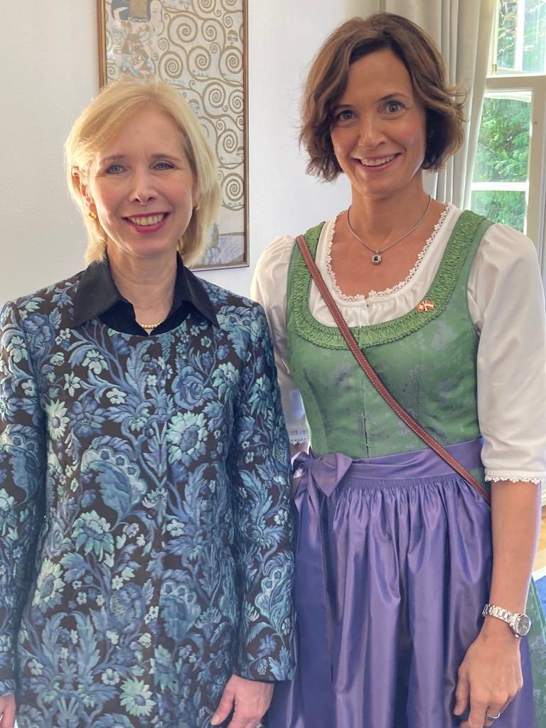 Maria Rotheiser-Scotti (@rotheiserscotti) on Twitter photo Abschied von meiner Stellvertreterin <a href="/EvaSchoefer/">Eva Schöfer</a> - 🙏🙏für die gute Zusammenarbeit und alles Gute für die Zukunft! Farewell to my Deputy: many thanks for your outstanding work and all the best for the future!🍀 <a href="/AustriaInCH/">Austria in Switzerland</a> <a href="/MFA_Austria/">MFA Austria</a> <a href="/SwissMFA/">Swiss MFA</a> Abschied von meiner Stellvertreterin <a href="/EvaSchoefer/">Eva Schöfer</a> - 🙏🙏für die gute Zusammenarbeit und alles Gute für die Zukunft! Farewell to my Deputy: many thanks for your outstanding work and all the best for the future!🍀 <a href="/AustriaInCH/">Austria in Switzerland</a> <a href="/MFA_Austria/">MFA Austria</a> <a href="/SwissMFA/">Swiss MFA</a>