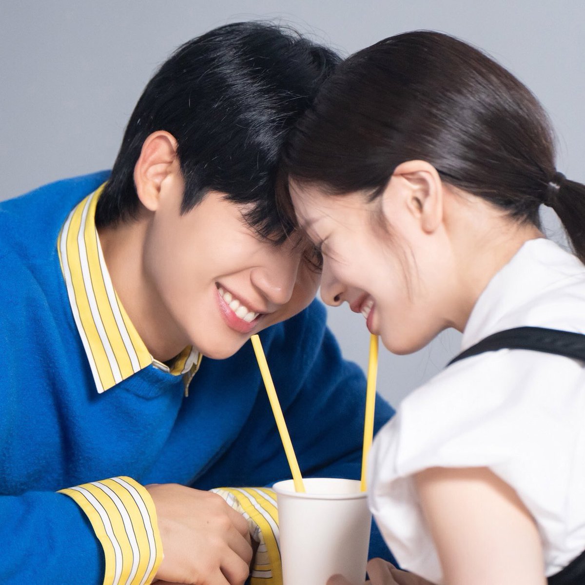 lovveback's tweet photo. jungjung behind is always cuter than the scene 😭 https://t.co/KqNacCbnTR