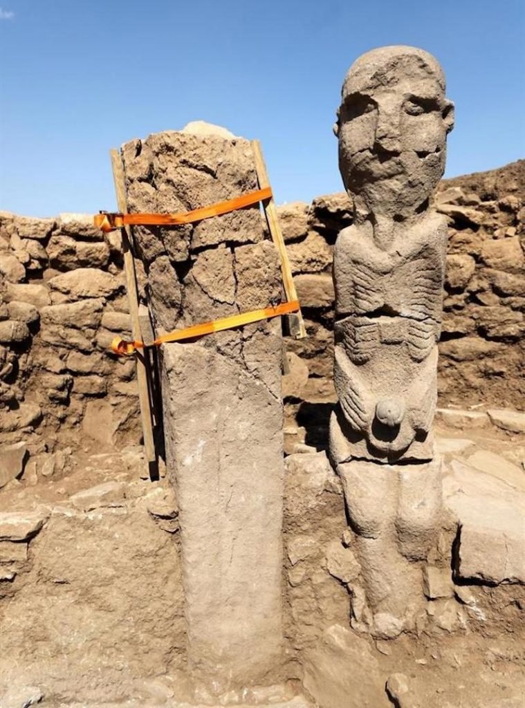 Ancient_MidEast's tweet photo. The 1st painted sculpture found in Karahantepe from its period to the present day

The 2,3-meter-high human statue, an impressive example of prehistoric art with a realistic facial expression, was found fixed to the ground on a bench.

#gobeklitepe #karahantepe #MiddleEast https://t.co/Q1mNIX4hCN