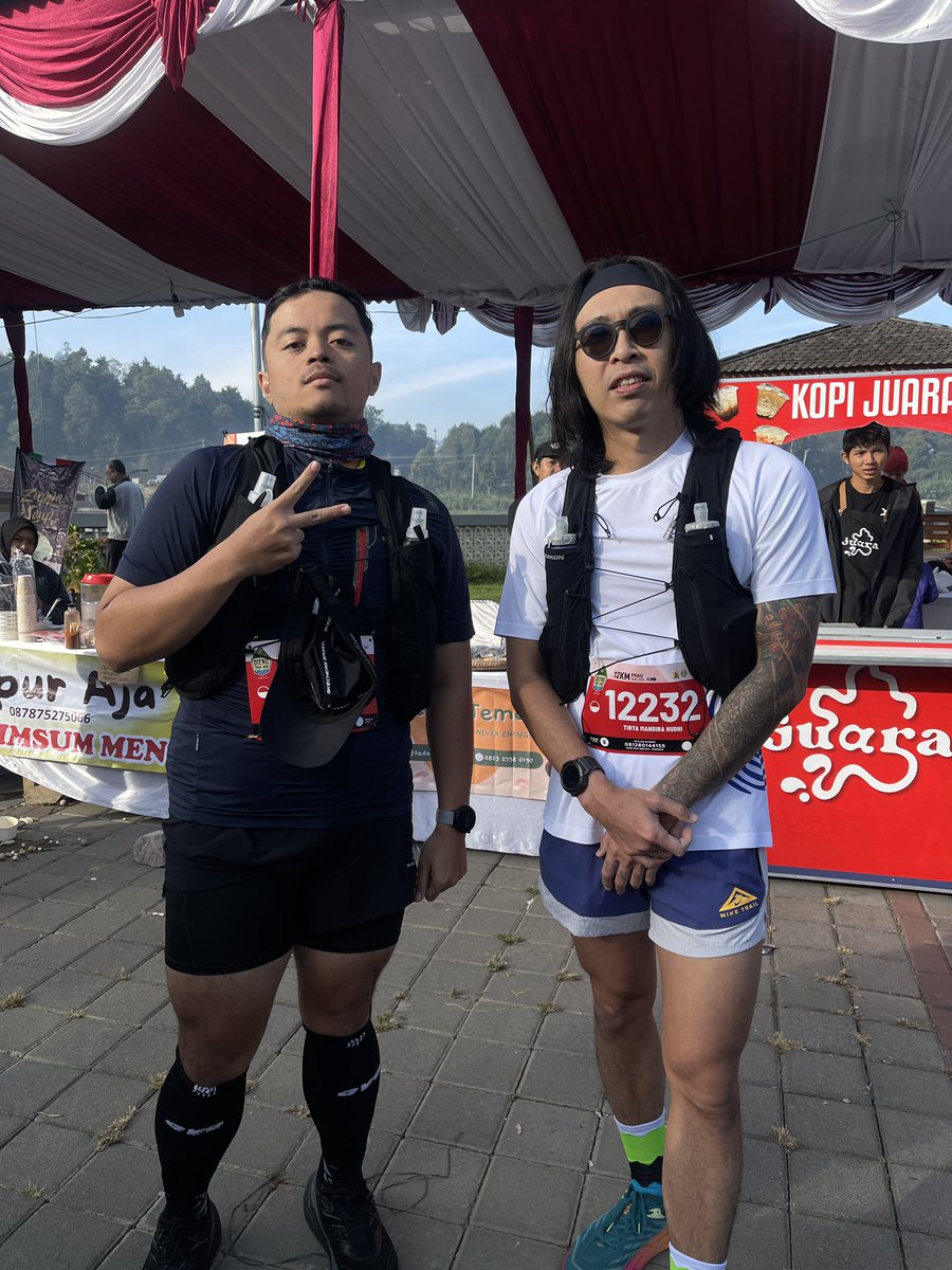 rdty1OFFICIAL's tweet photo. @tirta_cipeng Kiri 92 KG dan berani trail run bareng njenengan dok, kanan 125 kilo, main bola cuma berani kiper tok https://t.co/f9Nf2r0JUm