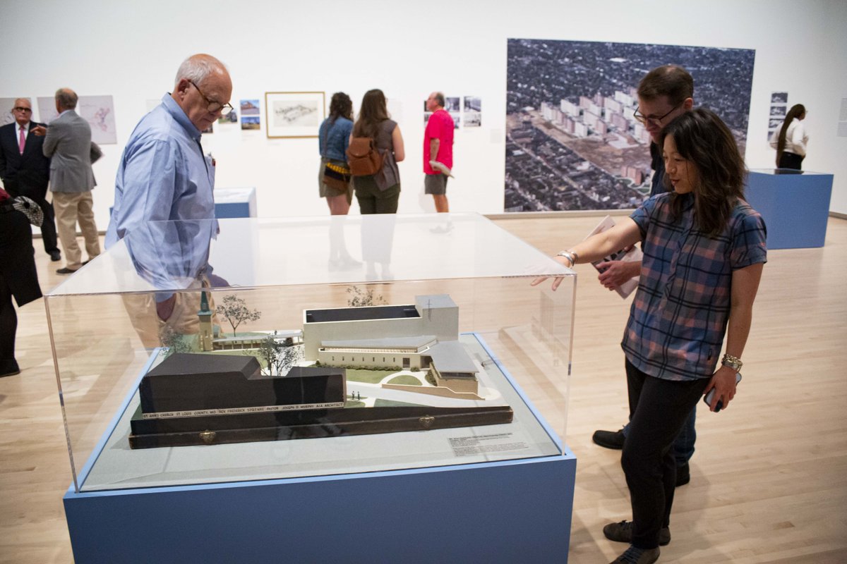 kemperartmuseum's tweet image. This Saturday, Sept 28, at 2 pm join student educators for an interactive tour of this season’s exhibition, "Design Agendas."

The tour is free and open to the public. 

📸 by Dmitri Jackson

#KemperArtMuseum #WashU #SamFoxSchool #DesignAgendas