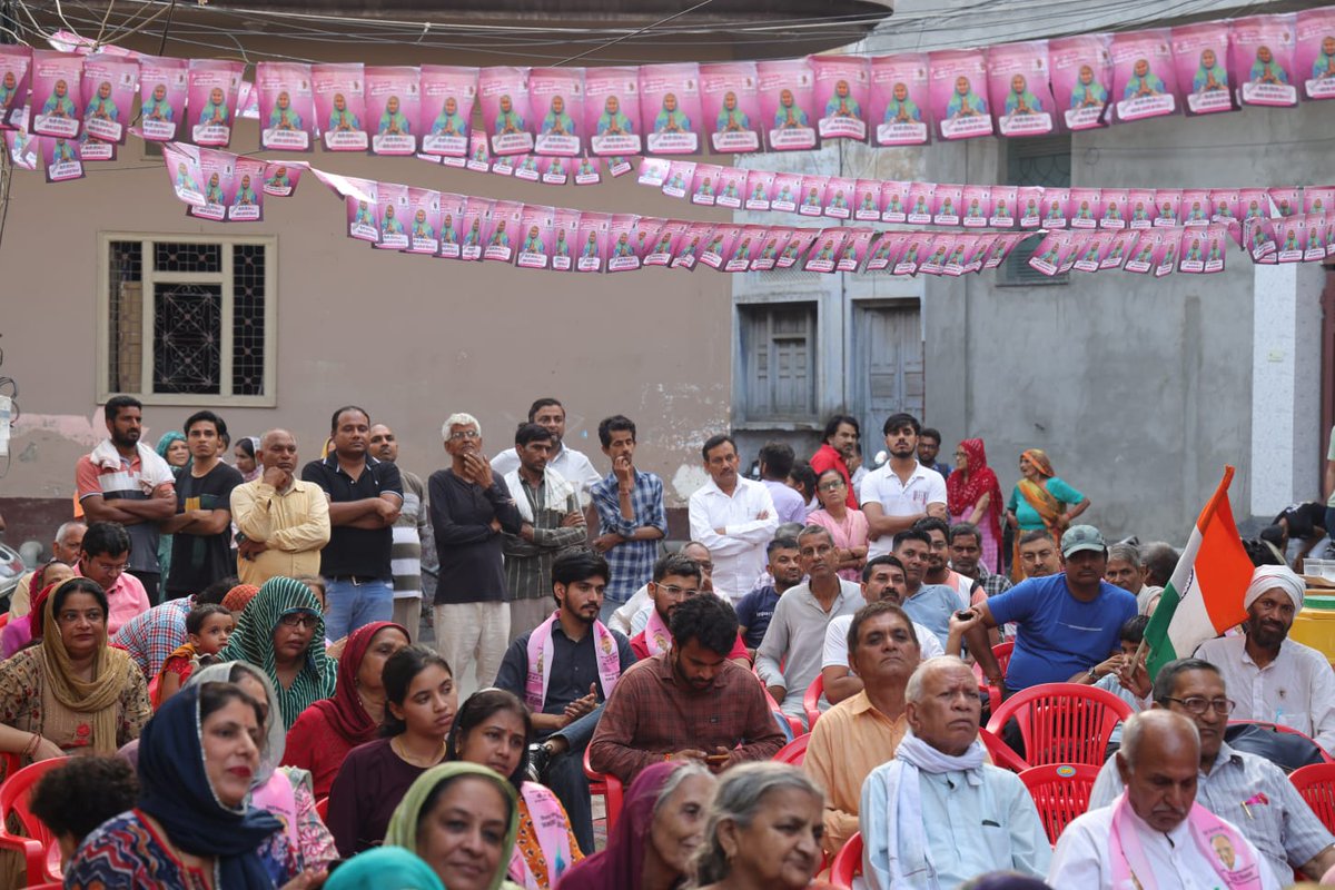SavitriJindal's tweet photo. आज सैनीयान मोहल्ला में आयोजित विभिन्न जनसंपर्क कार्यक्रमों में अपने लोगों से मिलकर संवाद करने का अवसर मिला। आप सभी की आत्मीयता और जोश के साथ मिल रहा अपार समर्थन देखकर मैं अभिभूत हूँ। एक बार फिर आपसे विनम्र निवेदन है कि 5 अक्टूबर को टॉर्च के निशान पर भारी बहुमत से वोट देकर इसे विजयी बनाएं।

हिसार का विश्वास, परिवर्तन और विकास।
