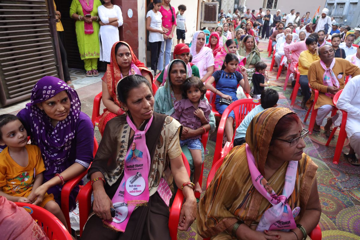आज सैनीयान मोहल्ला में आयोजित विभिन्न जनसंपर्क कार्यक्रमों में अपने लोगों से मिलकर संवाद करने का अवसर मिला। आप सभी की आत्मीयता और जोश के साथ मिल रहा अपार समर्थन देखकर मैं अभिभूत हूँ। एक बार फिर आपसे विनम्र निवेदन है कि 5 अक्टूबर को टॉर्च के निशान पर भारी बहुमत से वोट देकर इसे