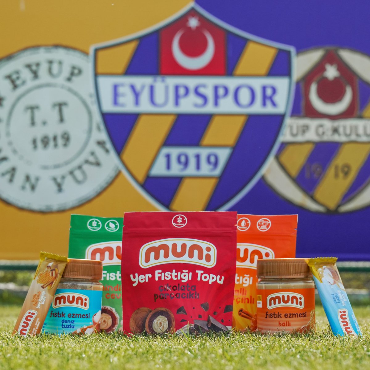 eyupsporkulubu's tweet photo. İkas Eyüpspor olarak, sağlıklı atıştırmalık sponsorumuz MUNİ'ye merhaba diyoruz! 💪

Tamamen doğal fıstıktan üretilen, şeker ilavesiz ve besleyici Muni lezzetleri, sporcularımızın enerji kaynağı olacak.

Süper Lig'deki zorlu mücadelemizde yan yana, başarılara birlikte yürüyeceğiz. Yeni zaferlere imza atmak için hazırız! 💜💛