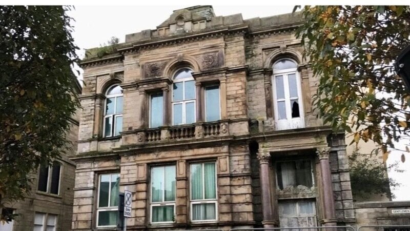Help campaigners save Trafalgar House in #Nelson. <a href="/PendleBC/">Pendle Council</a> think that demolishing a distinguished building might be a good idea during a climate emergency. Sensitive reuse of heritage buildings is green. Please sign the petition: change.org/p/save-trafalg…
#lancashire #heritage