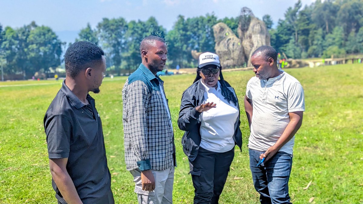 RYVCPMukoSector's tweet photo. Uyu Munsi Urubyiruko Rw'abakorerabushake Mu #Murenge Wa #Muko Twazindukiye Mu #Kinigi aho twagiye kwitoreza hamwe n'indi Mirenge 14 ugize @MusanzeDistrict mu gutegura #Save #The_Date yo #Kwita_Izina. Kuri 18,Sept,2024.
#Conservation Is #Life https://t.co/G7zs4ooxP7