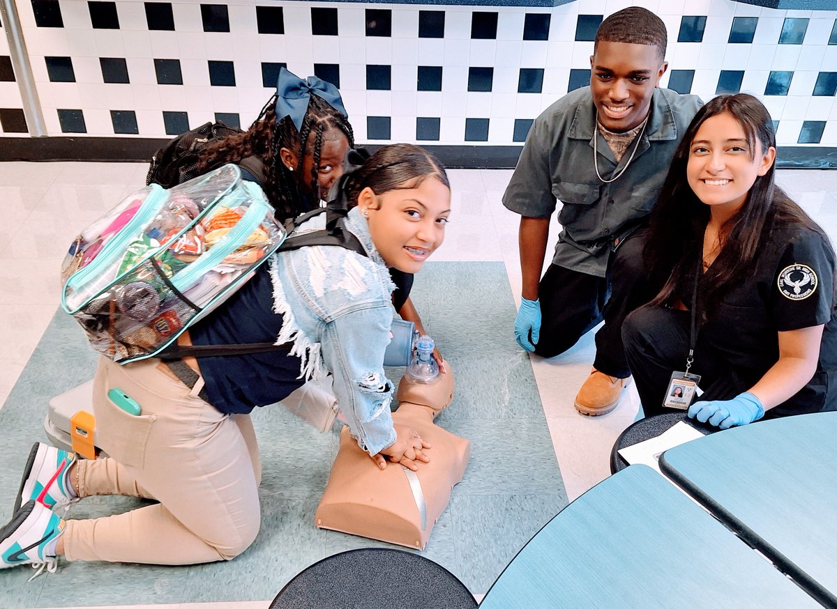 WellsWolverines's tweet photo. A special thank you to @cwhs_springisd for visiting Wells today! The students were excited and engaged. #WinningWells #WellsWolverines @SpringISD https://t.co/GUpuGZ9M0T