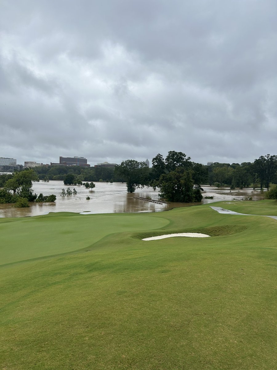 logan_rushh's tweet image. There a golf course under there somewhere.