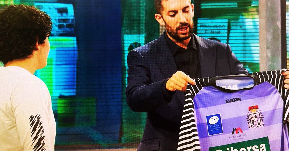Sukan_ES's tweet photo. 🤡 Meeeca pero “kapachao” aquí @davidbroncano… ¡Muchas gracias Merche García por ser tan buena embajadora de un #EquipoSukan! https://t.co/93BWE6eUFS