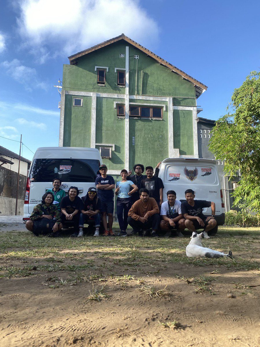 dindasays's tweet photo. Fleksing kenangan @PestaPestapora ... bersama @FSTVLST @empatkarib ... 🙌🏻🫶🏻💙 #Pestapora2024 #FSTVLST #Jenny #melbi #latepost https://t.co/EEoOddikUF