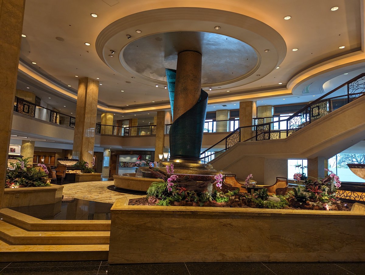 Yo_GKC's tweet photo. The Shangri-La hotel is a beautiful spot that also has a public buffet. Last time I came here was as a college student and that was so long ago 😅.

#Foodie #architecture https://t.co/rXxDvDxCk2