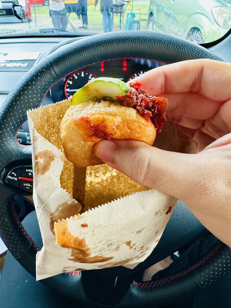 ahmaadsafuan's tweet photo. Ni ke peniaga paling pemurah dalam Malaysia?? 😭

Selalu kalau beli burger Malaysia ni, memang selalu kecewa sebab sambal macam secalit je..

Tapi yang ini melimpah-2! Sedap pulak tu inti diaa 🤌🏻✨

Korang tolonglah viral kan gerai nii 👇🏻 https://t.co/Db5Wvslls5