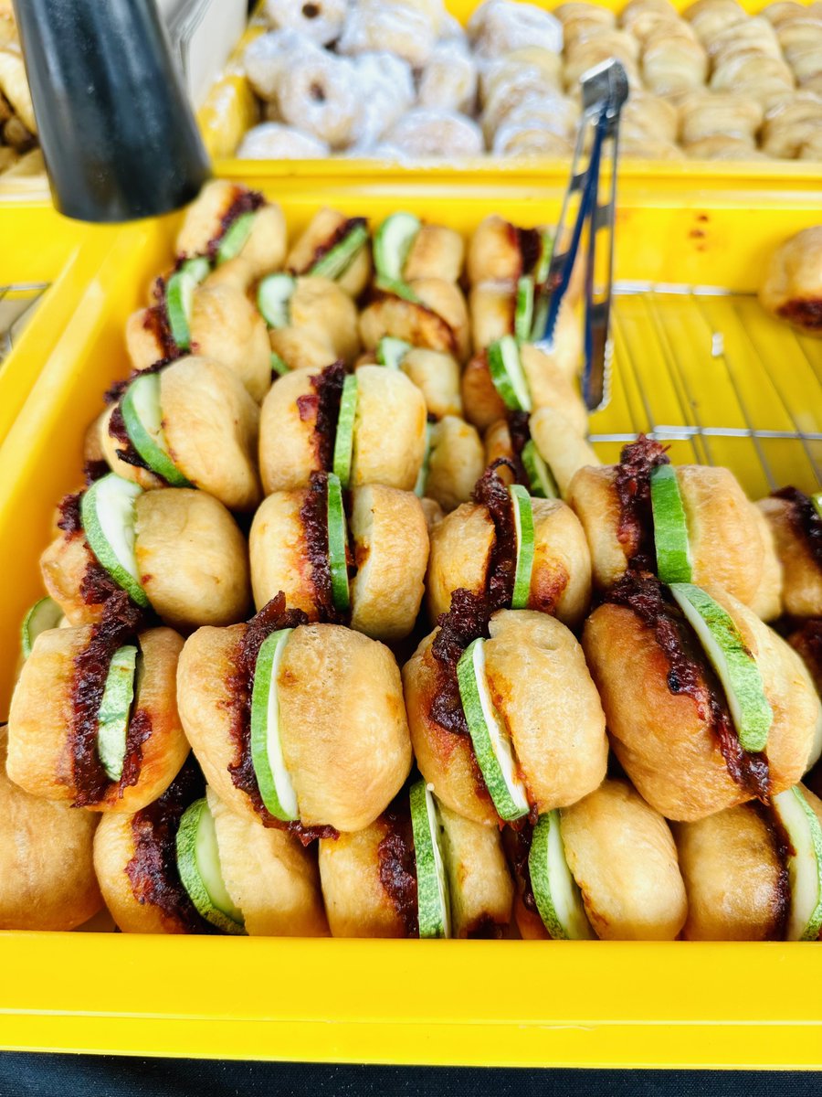 ahmaadsafuan's tweet photo. Ni ke peniaga paling pemurah dalam Malaysia?? 😭

Selalu kalau beli burger Malaysia ni, memang selalu kecewa sebab sambal macam secalit je..

Tapi yang ini melimpah-2! Sedap pulak tu inti diaa 🤌🏻✨

Korang tolonglah viral kan gerai nii 👇🏻 https://t.co/Db5Wvslls5
