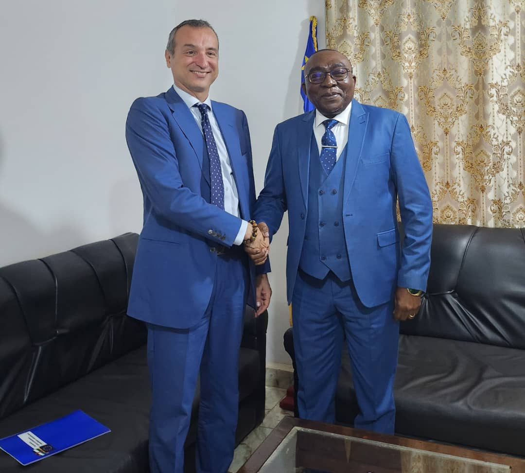 UE_Centrafrique's tweet photo. "La communication, un outil pour la cohésion sociale 🇪🇺🇨🇫
Échange constructif entre le Ministre de la Communication, Maxime Balalou, et l'Ambassadeur de l'UE en RCA, Diego Escalona Paturel. Ensemble, parlons le langage de paix et luttons contre la désinformation."
#Coopération https://t.co/egqG7vuUQL