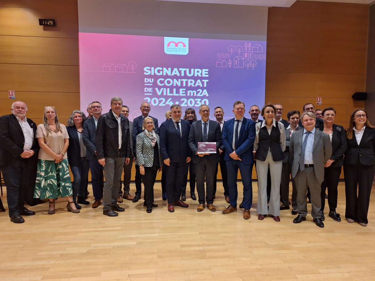 🤝Avec tous les partenaires, <a href="/BdT_GrandEst/">Direction régionale Grand Est</a> a signé le Contrat de ville <a href="/MulhouseAgglo/">Mulhouse Alsace Agglomération - m2A</a> "Engagements Quartiers 2030" au bénéfice de 7 #quartiers prioritaires de l'agglomération🏘️
✅ améliorer le vivre-ensemble et l'épanouissement de 50.000 habitants🌿
#Inclusion #cohésionsociale