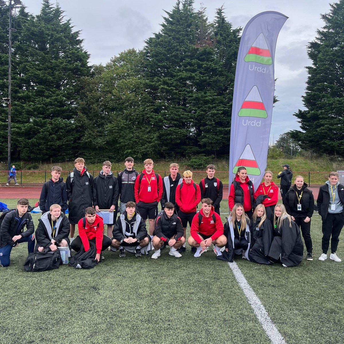 Urdd Rhanbarth Gwent (@urddgwent) on Twitter photo Hoffwn ddiolch yn fawr i fyfyrwyr <a href="/coleggwent/">Coleg Gwent</a> am ddyfarnu a chefnogi'r gystadleuaeth heddiw!
A huge thank you to the #bglzsport students for refereeing and supporting todays event!
#Diolch #DyfarnwyrYDyfodol Hoffwn ddiolch yn fawr i fyfyrwyr <a href="/coleggwent/">Coleg Gwent</a> am ddyfarnu a chefnogi'r gystadleuaeth heddiw!
A huge thank you to the #bglzsport students for refereeing and supporting todays event!
#Diolch #DyfarnwyrYDyfodol