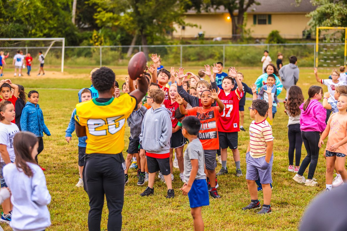 ATUFootball's tweet photo. What a way to kick off the weekend! Thank you Sequoyah Elementary for allowing us to spend our Friday morning with you all! 

#LinkItUp🔗 https://t.co/ilqfRE6BZo