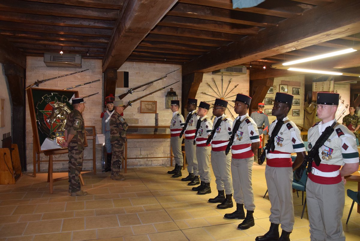 511eRTofficiel's tweet image. Hier, le 511 accueillait le général SANTONI, commandant l’école du Train et de la logistique opérationnelle. 
Une visite axée en particulier sur la formation et les traditions. 

#armeedeterre #BrigadeLOG #511eRT  #régimentdebourgogne #passetoujours  #CALT #Bourgogne #ETLO