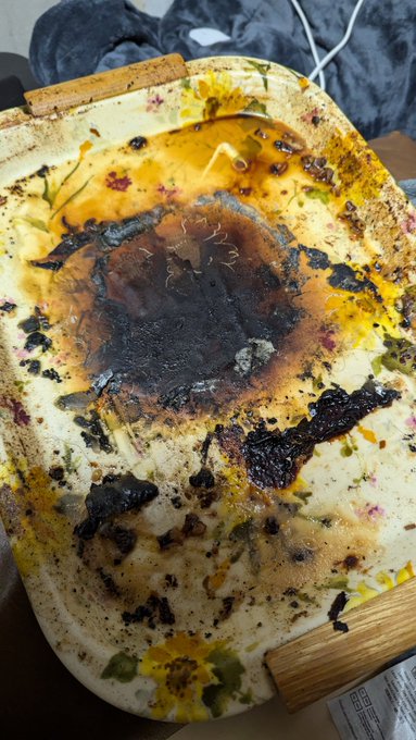 壊れたホットプレートを捨てることにした。
このホットプレート載せてたお盆どうやって洗おうかな…… 