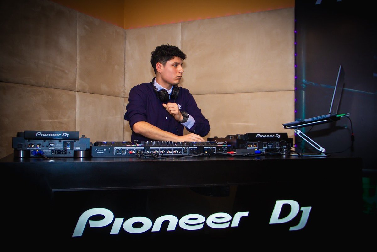 academiadedj's tweet photo. 🎶Centro de experiencia Pioneer DJ Flex 10 🎧
En esta segunda fecha los alumnos tocaron en la FLEX 10 regalándonos sus mejores mezclas. 🎶🤩

https://t.co/O8a0DG3Z14
Adquiere tus equipos de DJ aquí ⬆️ https://t.co/imXuGz4DDk