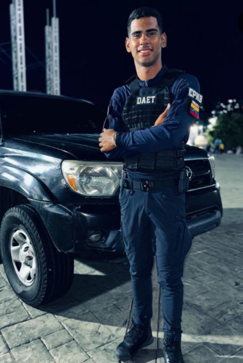 Alex Castellanos sirvió para el grupo DAET que en días recientes tuvo el objetivo de infundir terror a quienes se manifestaron contra el fraude del dictador Nicolas Maduro. Secuestró y amedrento a venezolanos. 

Ahora quiere migrar, pendiente en Colombia con esta joya. #JAVU