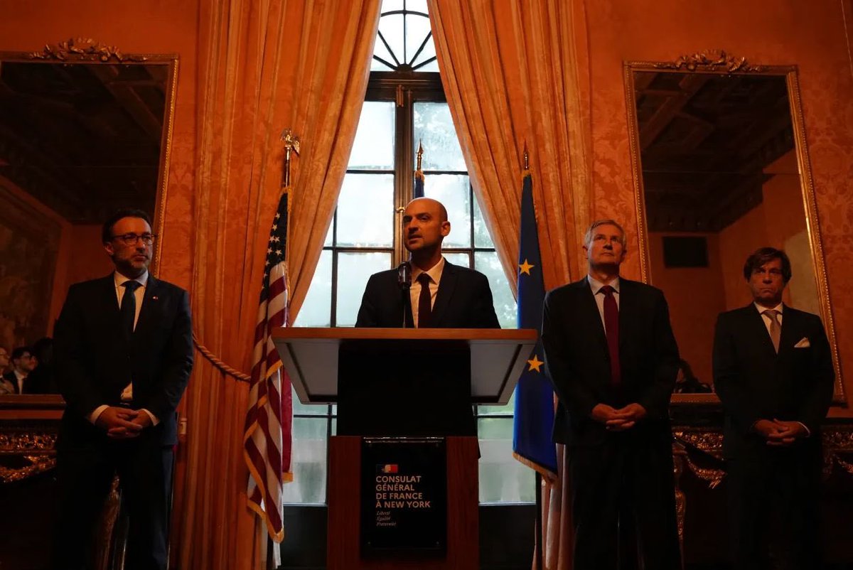 CFouriscot's tweet photo. Présent à New York🗽pour l’#AGNU, le ministre 🇫🇷 de l’Europe et des Affaires étrangères @jnbarrot a salué la communauté française et rappelé l’importance historique des liens franco-américains 🇫🇷🤝🇺🇸 https://t.co/kE0QRN66kl
